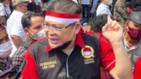 Alvin lim saat berdemo di depan mabes polri