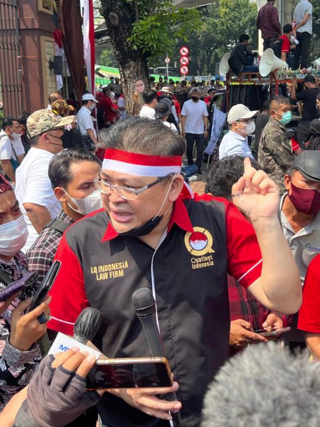 Alvin lim saat berdemo di depan mabes polri