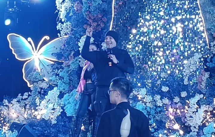 Rommy Rafeal, seorang pesohor hipnoterapi menghadiri acara pesta ulang tahun Kate Victoria Lim