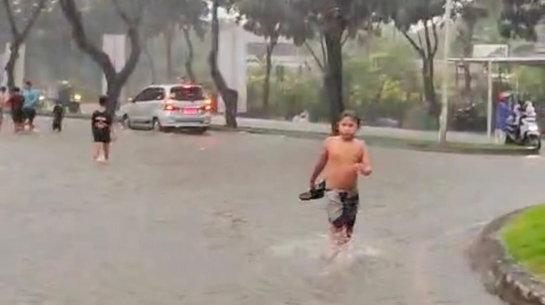 Video Banjir 6 Juli 2025, Banjir di Graha Raya Jadi Hiburan Mandi Hujan dan Berenang