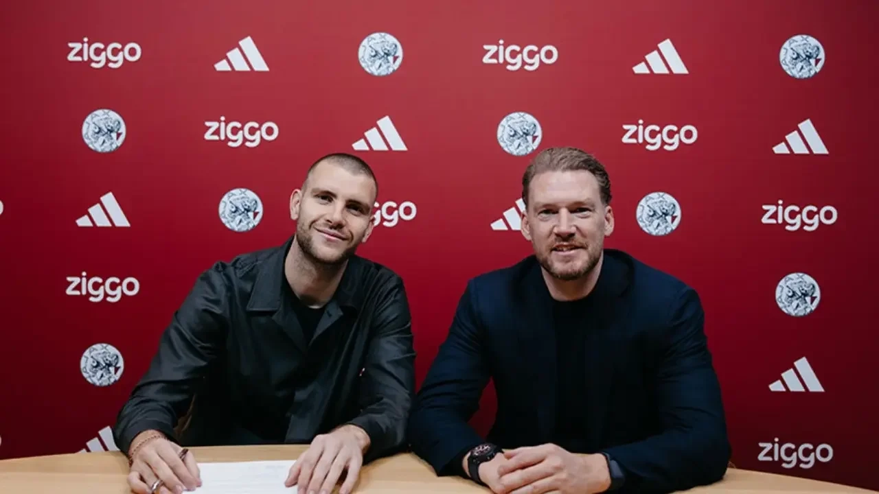 Maarten Paes Resmi Bergabung dengan Ajax Amsterdam, Teken Kontrak Hingga Juni 2029