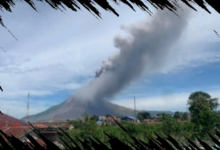 Gunung Sinabung Meletus, 650 Warga Terdampak dan Sekolah Dievakuasi Secara Darurat