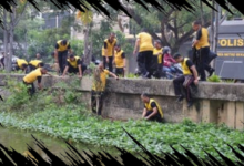 Polisi Bersihkan Eceng Gondok di Kali Baru Bekasi untuk Cegah Banjir dan DBD