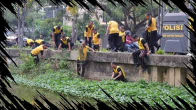 Polisi Bersihkan Eceng Gondok di Kali Baru Bekasi untuk Cegah Banjir dan DBD